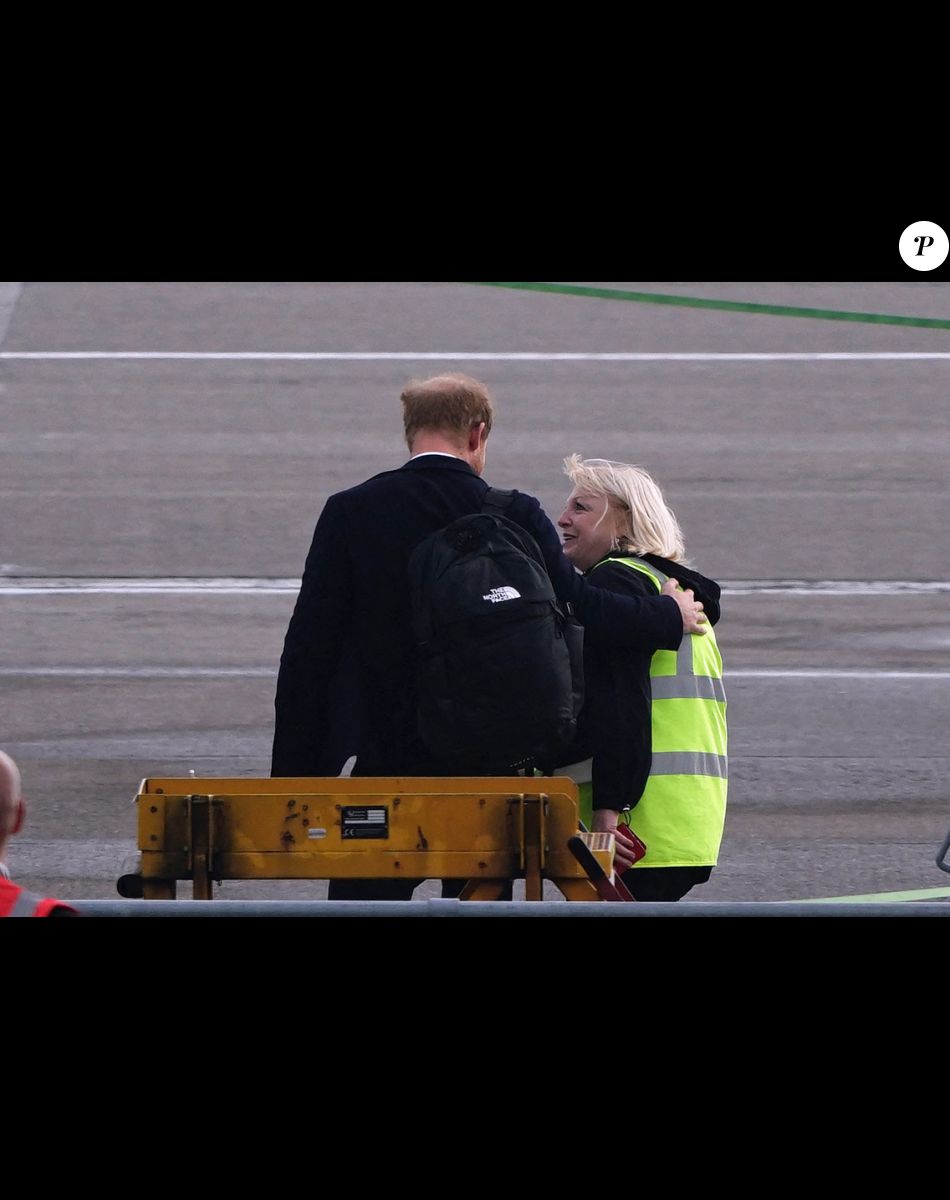 Le prince Harry, duc de Sussex, arrive à l'aéroport de Aberdeen, au lendemain du décès de la reine Elisabeth II d'Angleterre au château de Balmoral. Le 9 septembre 2022