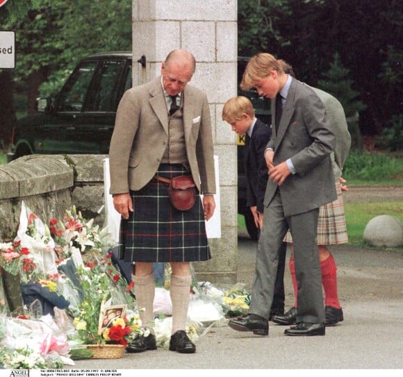 Le Prince William et le Prince Harry à Balmoral, après la mort de leur mère Diana