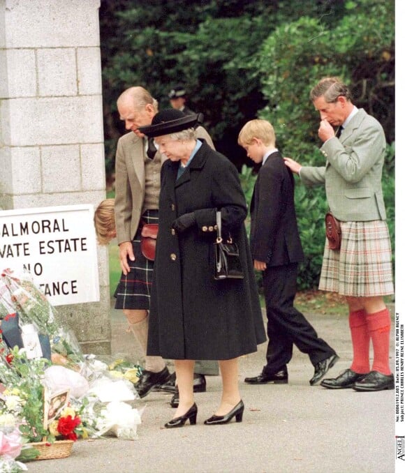 Le Prince William, le Prince Charles et le Prince Harry avec la Reine à Balmoral, après la mort de leur mère Diana