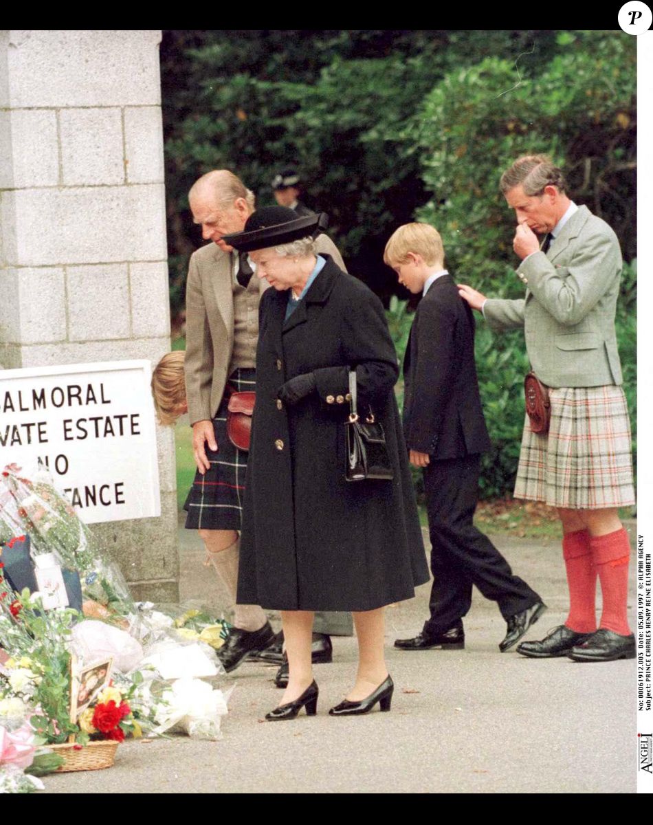 Le Prince William, le Prince Charles et le Prince Harry avec la Reine à Balmoral, après la mort de leur mère Diana