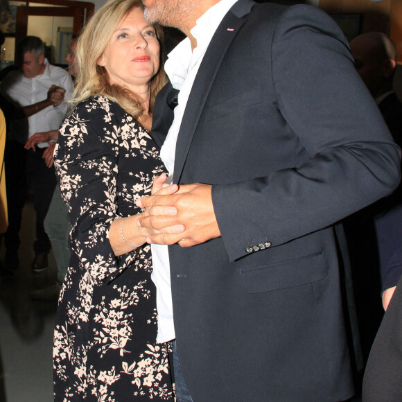 Valérie Trierweiler et son compagnon Romain Magellan - Repas de gala à l'école du Général Niessel à Paris à l'issue de la journée des cérémonies mémorielles honorant les services de secours, police, gendarmerie , anciens combattants et hospitaliers, le 1er mai 2022. © Philippe Baldini/Bestimage 