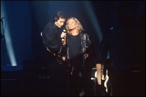 Jean-Jacques Goldman et Véronique Sanson sur scène pour un concert lors de la tournée des Enfoirés 