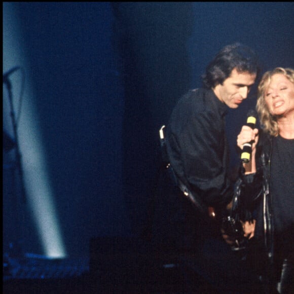 Jean-Jacques Goldman et Véronique Sanson sur scène pour un concert lors de la tournée des Enfoirés 