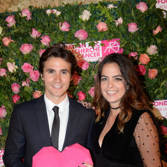 No Tabloïd - Exclusif - Anouchka Delon et son compagnon Julien Dereims - 4ème soirée "For The Women We Love" dédiée à la recherche sur le cancer du sein à l'hôtel d'Evreux à Paris, le mardi 17 octobre 2017. Messieurs M. Pébereau (Président de la Fondation ARC), et F. Dupré (son directeur général) ont reçu des mécènes, donateurs et partenaires. L'enjeu était de contribuer à accélérer la révolution en cours dans la lutte contre les cancers du sein les plus résistants. Fabrice André, médecin chercheur en oncologie a d'ailleurs souligné, à cet égard, le rôle spécifique de la Fondation ARC, positionnée sur des projets de rupture en cancérologie, potentiellement décisifs. Grâce aux dons effectués, aux contributions de mécènes et à la vente aux enchères animée par maître A. Cornette de Saint Cyr, 170 000 € ont été levés. Ces fonds permettront, d'une part, de financer un projet de recherche sur le développement de métastases et d'autre part, d'achever le financement de deux essais cliniques testant de nouvelles voies thérapeutiques pour des femmes résistantes aux traitements actuels. © Rachid Bellak/Bestimage