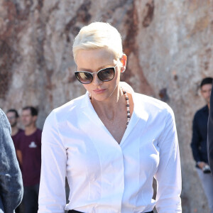 La princesse Charlène de Monaco devenue présidente de la SPA de Monaco le 12 septembre 2022. A cette occasion, elle a choisi de porter un chemisier Akris, un pantalon style treillis Louis Vuitton et des chaussures Jimmy Choo. Comme lunettes de soleil, elle a misé sur une monture Prada