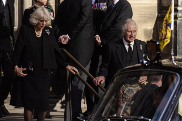 Le roi Charles III d'Angleterre et Camilla Parker-Bowles, reine consort - La famille royale d'Angleterre à la sortie de la Cathédrale Saint-Gilles d'Edimbourg après la veillée funèbre de la reine Elizabeth II d'Angleterre le 12 septembre 2022. 