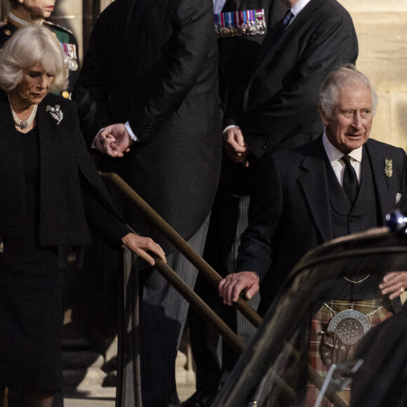 Le roi Charles III d'Angleterre et Camilla Parker-Bowles, reine consort - La famille royale d'Angleterre à la sortie de la Cathédrale Saint-Gilles d'Edimbourg après la veillée funèbre de la reine Elizabeth II d'Angleterre le 12 septembre 2022. 