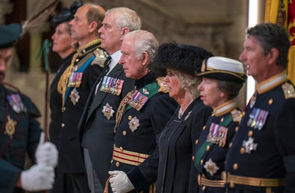 Le roi Charles III d'Angleterre, Camilla Parker Bowles, reine consort d'Angleterre, le prince Andrew, duc d'York, la princesse Anne, Tim Laurence, Sophie Rhys-Jones, duchesse de Wessex, le prince Edward, comte de Wessex - Prière pour le décès de la reine Elisabeth II en la cathédrale St Giles d'Édimbourg, Royaume Uni, le 12 septembre 2022. 