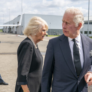 Le roi Charles III d'Angleterre et Camilla Parker Bowles, reine consort d'Angleterre, arrivent en jet à l'aéroport de Norfolk, le 9 septembre 2022. 