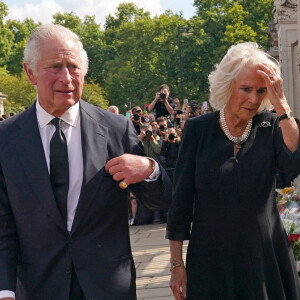 Le roi Charles III d'Angleterre et Camilla Parker Bowles, reine consort d'Angleterre, arrivent à Buckingham Palace