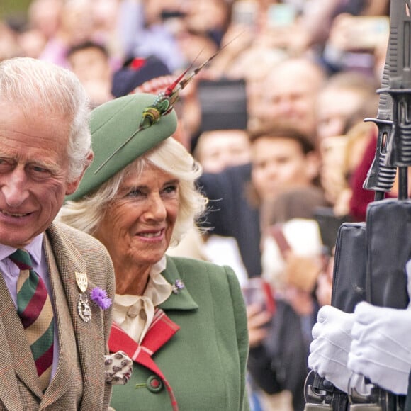 Le prince Charles, prince de Galles, Camilla Parker Bowles, duchesse de Cornouailles et la princesse Anne lors du Braemar Royal Highland Gathering au Princess Royal and Duke of Fife Memorial Park à Braemar, Royaume Uni, le 3 septembre 2022. 