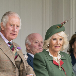 Le prince Charles, prince de Galles, Camilla Parker Bowles, duchesse de Cornouailles et la princesse Anne lors du Braemar Royal Highland Gathering au Princess Royal and Duke of Fife Memorial Park à Braemar, Royaume Uni, le 3 septembre 2022. 