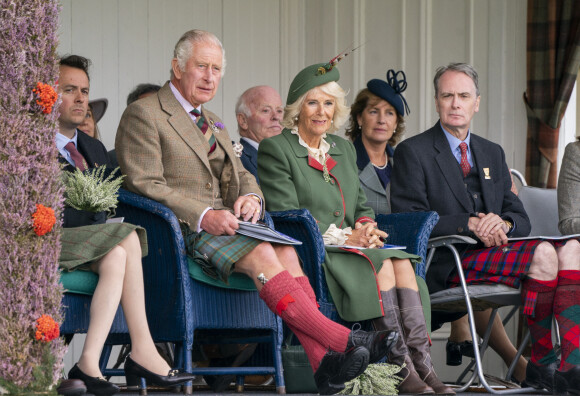 Le prince Charles, prince de Galles, Camilla Parker Bowles, duchesse de Cornouailles et la princesse Anne lors du Braemar Royal Highland Gathering au Princess Royal and Duke of Fife Memorial Park à Braemar, Royaume Uni, le 3 septembre 2022. 