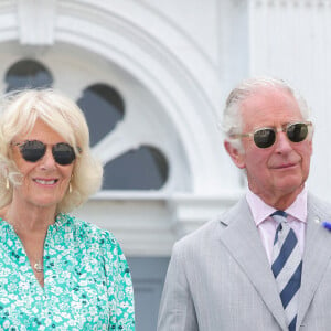 Le prince Charles, prince de Galles, et Camilla Parker Bowles, duchesse de Cornouailles, lors d'une garden party à Boconnoc House à Lostwithiel, le 18 juillet 2022. 