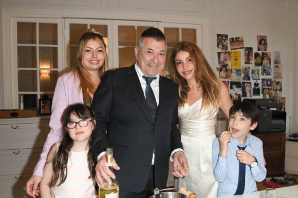 Exclusif - No Web - Jean-Marie Bigard, sa femme Lola Marois et leurs enfants Bella et Jules, et Lou, la soeur de Lola Marois - Jean-Marie Bigard et Lola Marois lors de la cérémonie oecuménique à l'occasion du renouvellement de leurs voeux pour leur 10 ans de mariage. Le 27 mai 2021 © Coadic Guirec / Bestimage