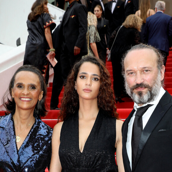 Karine Silla, Vincent Perez et leur fille Iman - Montée des marches du film « Les Amandiers » lors du 75ème Festival International du Film de Cannes. Le 22 mai 2022 © Dominique Jacovides / Bestimage