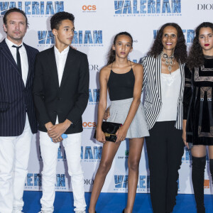 Vincent Perez avec sa femme Karine Silla et leurs enfants Iman, Tess et Pablo - Avant-première du film "Valérian et la Cité des mille planètes" de L. Besson à la Cité du Cinéma à Saint-Denis, le 25 juillet 2017. © Olivier Borde/Bestimage