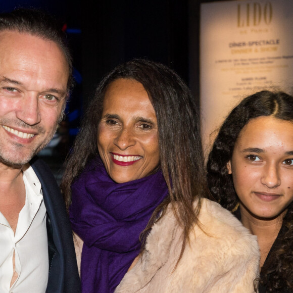 Exclusif - Vincent Perez et sa femme Karine Silla et leur fille Tess Perez - Arrivées à l'avant-première du film "J'accuse" au cinéma UGC Normandie à Paris le 12 novembre 2019.
