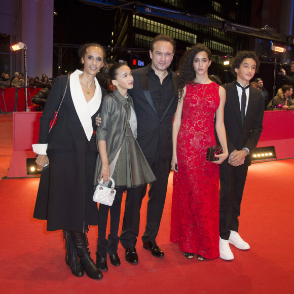 Le réalisateur Vincent Perez avec sa femme Karine Silla et leurs enfants Iman, Tess et Pablo - Première du film "Alone in Berlin" (Seul dans Berlin) au 66ème festival internartional du film de Berlin le 15 février 2016.