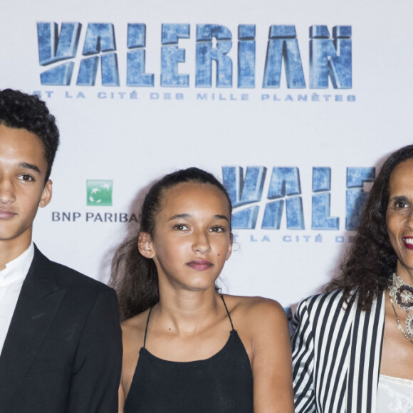 Vincent Perez avec sa femme Karine Silla et leurs enfants Iman, Tess et Pablo - Avant-première du film "Valérian et la Cité des mille planètes" de L. Besson à la Cité du Cinéma à Saint-Denis, le 25 juillet 2017. © Olivier Borde/Bestimage