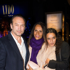 Exclusif - Vincent Perez et sa femme Karine Silla et leur fille Tess Perez - Arrivées à l'avant-première du film "J'accuse" au cinéma UGC Normandie à Paris le 12 novembre 2019.