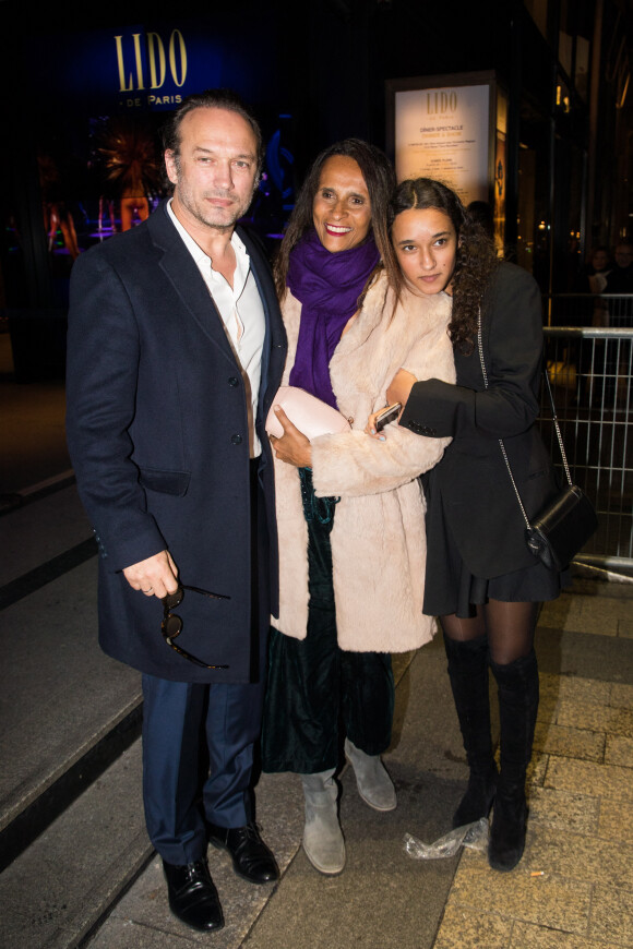 Exclusif - Vincent Perez et sa femme Karine Silla et leur fille Tess Perez - Arrivées à l'avant-première du film "J'accuse" au cinéma UGC Normandie à Paris le 12 novembre 2019.