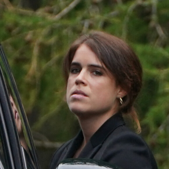 Princesse Eugenie d'York et Princesse Beatrice d'York - La famille royale d'Angleterre à son arrivée à la messe en l'honneur de la reine Elisabeth II d'Angleterre en l'église Crathie Kirk à Balmoral. Le 10 septembre 2022 