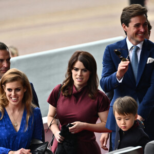 Peter Phillips, la princesse Beatrice et la princesse Eugenie d'York, Christopher Woolf,Edoardo Mapelli Mozzi - La famille royale d'Angleterre lors de la parade devant le palais de Buckingham, à l'occasion du jubilé de la reine d'Angleterre. Le 5 juin 2022 