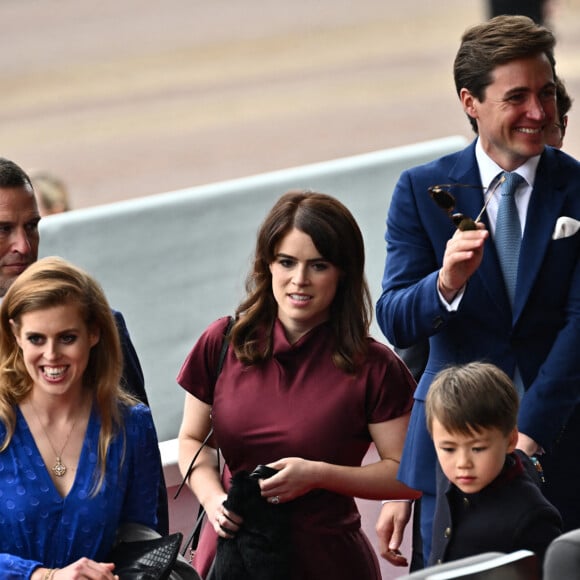 Peter Phillips, la princesse Beatrice et la princesse Eugenie d'York, Christopher Woolf,Edoardo Mapelli Mozzi - La famille royale d'Angleterre lors de la parade devant le palais de Buckingham, à l'occasion du jubilé de la reine d'Angleterre. Le 5 juin 2022 