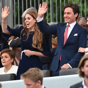 La princesse Beatrice d'York et son mari Edoardo Mapelli Mozzi and La princesse Eugenie d'York et son mari Jack Brooksbank - La famille royale d'Angleterre lors du concert devant le palais de Buckingham à Londres, à l'occasion du jubilé de platine de la reine d'Angleterre. Le 4 juin 2022 