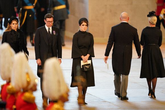 La princesse Béatrice, Jack Brooksbank et la princesse Eugénie devant le cercueil de la reine Elizabeth II @ Jacob King/PA Wire