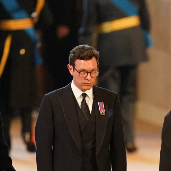 La princesse Béatrice, Jack Brooksbank et la princesse Eugénie devant le cercueil de la reine Elizabeth II @ Jacob King/PA Wire