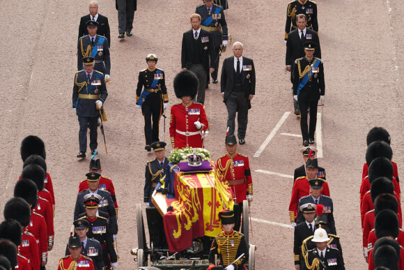 Le roi Charles III d'Angleterre, la princesse Anne, le prince William, prince de Galles, le prince Harry, duc de Sussex, le prince Edward, comte de Wessex, Peter Phillips et le prince Andrew, duc d'York - Sortie - Procession cérémonielle du cercueil de la reine Elisabeth II du palais de Buckingham à Westminster Hall à Londres, où les Britanniques et les touristes du monde entier pourront lui rendre hommage jusqu'à ses obsèques prévues le 19 septembre 2022. Le 14 septembre 2022. 