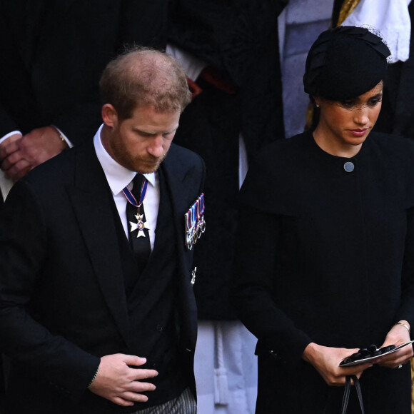 Le prince Harry, duc de Sussex et Meghan Markle, duchesse de Sussex - Sortie - Procession cérémonielle du cercueil de la reine Elisabeth II du palais de Buckingham à Westminster Hall à Londres, où les Britanniques et les touristes du monde entier pourront lui rendre hommage jusqu'à ses obsèques prévues le 19 septembre 2022. Le 14 septembre 2022. 