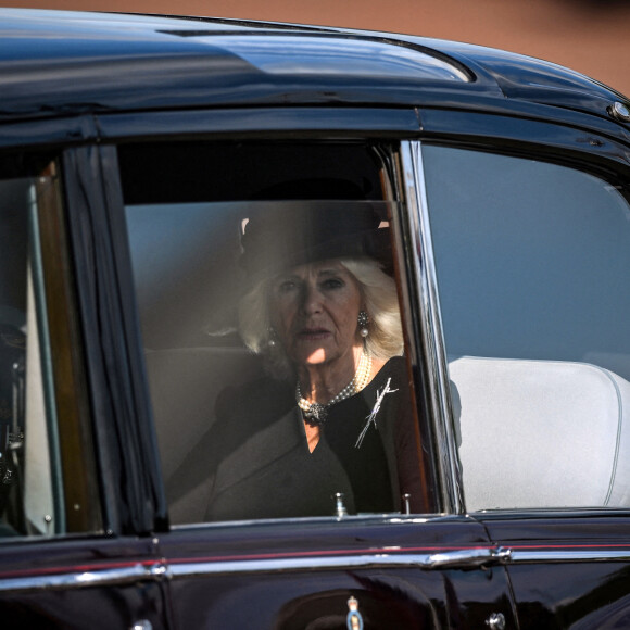 Le roi Charles III d'Angleterre et Camilla Parker Bowles, reine consort d'Angleterre - Sortie - Procession cérémonielle du cercueil de la reine Elisabeth II du palais de Buckingham à Westminster Hall à Londres, où les Britanniques et les touristes du monde entier pourront lui rendre hommage jusqu'à ses obsèques prévues le 19 septembre 2022. Le 14 septembre 2022.  Her Majesty's Coffin borne on a Gun Carriage of the King's Troop Royal Horse Artillery. HM coffin will be conveyed on a gun carriage to Westminster Hall, the ancient heart of Parliament, where she will lie in state for four days until her funeral on Monday. September 14th, 2022 