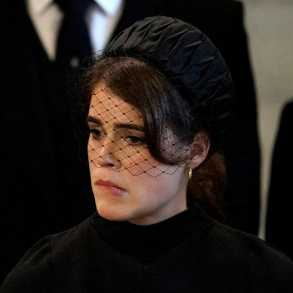 Zara Tindall, la princesse Eugenie d'York - Intérieur - Procession cérémonielle du cercueil de la reine Elisabeth II du palais de Buckingham à Westminster Hall à Londres.