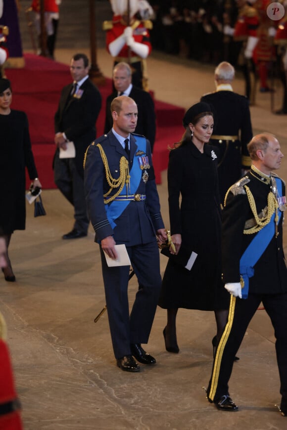 Le prince Harry, duc de Sussex, le prince Andrew, duc d'York, Meghan Markle, duchesse de Sussex - Intérieur - Procession cérémonielle du cercueil de la reine Elisabeth II du palais de Buckingham à Westminster Hall à Londres. Le 14 septembre 2022 