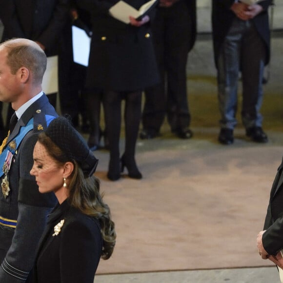 Le prince de Galles William, Kate Catherine Middleton, princesse de Galles, le prince Harry, duc de Sussex, Meghan Markle, duchesse de Sussex - Intérieur - Procession cérémonielle du cercueil de la reine Elisabeth II du palais de Buckingham à Westminster Hall à Londres. Le 14 septembre 2022 