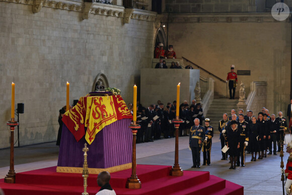 Le roi Charles III d'Angleterre, la reine consort Camilla Parker Bowles, la princesse Anne, Sir Timothy Laurence, le prince Edward, comte de Wessex, le prince Andrew, duc d'York, la comtesse Sophie de Wessex, le prince de Galles William, Kate Catherine Middleton, princesse de Galles, le prince Harry, duc de Sussex, Meghan Markle, duchesse de Sussex, Peter Phillips - Intérieur - Procession cérémonielle du cercueil de la reine Elisabeth II du palais de Buckingham à Westminster Hall à Londres. Le 14 septembre 2022 