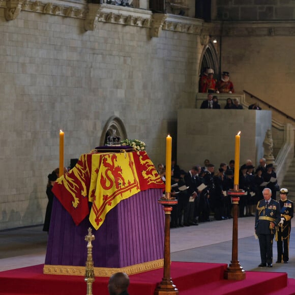 Le roi Charles III d'Angleterre, la reine consort Camilla Parker Bowles, la princesse Anne, Sir Timothy Laurence, le prince Edward, comte de Wessex, le prince Andrew, duc d'York, la comtesse Sophie de Wessex, le prince de Galles William, Kate Catherine Middleton, princesse de Galles, le prince Harry, duc de Sussex, Meghan Markle, duchesse de Sussex, Peter Phillips - Intérieur - Procession cérémonielle du cercueil de la reine Elisabeth II du palais de Buckingham à Westminster Hall à Londres. Le 14 septembre 2022 