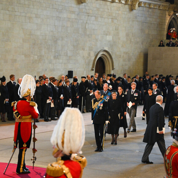 Le prince Edward, comte de Wessex, la comtesse Sophie de Wessex, le prince de Galles William, Kate Catherine Middleton, princesse de Galles, le prince Harry, duc de Sussex, Meghan Markle, duchesse de Sussex - Intérieur - Procession cérémonielle du cercueil de la reine Elisabeth II du palais de Buckingham à Westminster Hall à Londres. Le 14 septembre 2022 