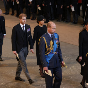 Peter Phillips, le prince Harry, duc de Sussex, le prince Andrew, duc d'York, Meghan Markle, duchesse de Sussex, le prince de Galles William, Kate Catherine Middleton, princesse de Galles, le prince Edward, comte de Wessex, la comtesse Sophie de Wessex - Intérieur - Procession cérémonielle du cercueil de la reine Elisabeth II du palais de Buckingham à Westminster Hall à Londres. Le 14 septembre 2022 