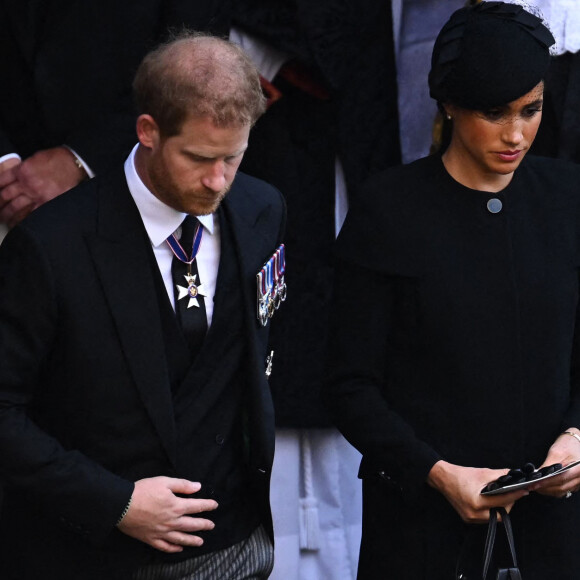 Le prince Harry, duc de Sussex et Meghan Markle, duchesse de Sussex - Sortie - Procession cérémonielle du cercueil de la reine Elisabeth II du palais de Buckingham à Westminster Hall à Londres, où les Britanniques et les touristes du monde entier pourront lui rendre hommage jusqu'à ses obsèques prévues le 19 septembre 2022. Le 14 septembre 2022. 