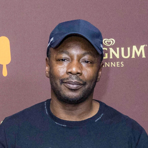 Mc Solaar au photocall de la soirée "Magnum" lors du 75ème Festival International du Film de Cannes le 19 mai 2022. Sur la plage Magnum Cannes, Kylie Minogue et peggy Gou dévoilent un grand classique remixé. Pour célébrer le lancement de la nouvelle gamme Magnum Remix, Magnum s'associe aux deux pionnières de la musique Kylie Minogue et Peggy Gou pour lancer une version arrangée du hit planétaire de la chanteuse, sorti en 2001 : " Can't Get You Out of My Head ". Le titre remixé ainsi que le clip vidéo ont été présentés aujourd'hui lors d'une session de questions-réponses, en direct du 75e Festival de Cannes. Sur la Croisette, Magnum célèbre une exclusivité mondiale ! La légendaire icône de la pop Kylie Minogue et la pionnière de la dance music sud-coréenne Peggy Gou ont rejoint Magnum cet après-midi à Cannes pour lancer la campagne " Classics Can Be Remixed " de Magnum. Vingt ans après la sortie du hit planétaire de la star australienne " Can't Get You Out of My Head ", la célèbre marque de crème glacée premium a collaboré avec le duo emblématique pour créer une version house et exaltante du titre, entièrement réarrangé. Une façon de rappeler au monde entier que les classiques peuvent être remixés, pour créer encore de belles émotions. Lors d'une interview animée en direct par Clara Amfo, présentatrice britannique de BBC Radio 1, le morceau remixé de Kylie Minogue – " Can't Get You Out of My Head (Peggy Gou's Midnight Remix) " – et son clip vidéo ont été révélés au monde. Le clip revisite la version originale : on y retrouve Kylie Minogue dans sa combinaison blanche emblématique, au volant d'une De Tomaso Mangusta jaune. Dans cette nouvelle proposition s'invitent les influences pop coréennes de Peggy Gou. Pour réaliser la vidéo, Magnum a travaillé avec Seo Inji, illustratrice basée à Séoul, qui a apporté son style unique, créant ainsi une version entièrement réinventée. © Jack Tribeca / Bestimage 