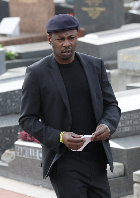 MC Solaar (Claude Honoré M'Barali) lors des obsèques de Véronique Colucci au cimetière communal de Montrouge, le 12 avril 2018.