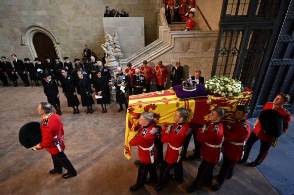 Procession cérémonielle du cercueil de la reine Elisabeth II du palais de Buckingham à Westminster Hall à Londres. Le 14 septembre 2022 