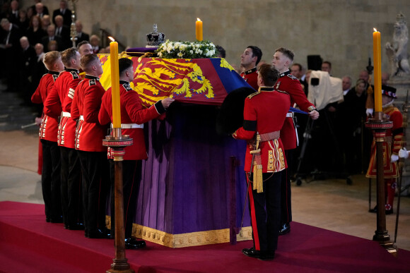 Procession cérémonielle du cercueil de la reine Elisabeth II du palais de Buckingham à Westminster Hall à Londres. Le 14 septembre 2022 