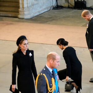 Le prince de Galles William, Kate Catherine Middleton, princesse de Galles, Meghan Markle, duchesse de Sussex - Intérieur - Procession cérémonielle du cercueil de la reine Elisabeth II du palais de Buckingham à Westminster Hall à Londres. Le 14 septembre 2022 