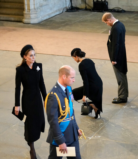 Le prince de Galles William, Kate Catherine Middleton, princesse de Galles, Meghan Markle, duchesse de Sussex - Intérieur - Procession cérémonielle du cercueil de la reine Elisabeth II du palais de Buckingham à Westminster Hall à Londres. Le 14 septembre 2022 