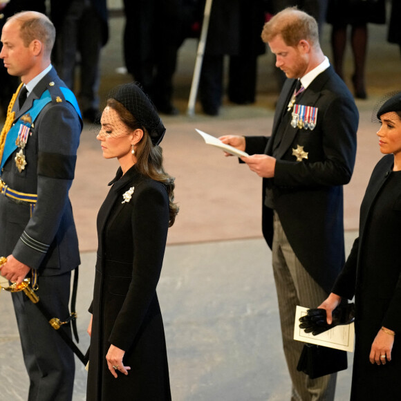 Le prince de Galles William, Kate Catherine Middleton, princesse de Galles, le prince Harry, duc de Sussex, Meghan Markle, duchesse de Sussex - Intérieur - Procession cérémonielle du cercueil de la reine Elisabeth II du palais de Buckingham à Westminster Hall à Londres. 